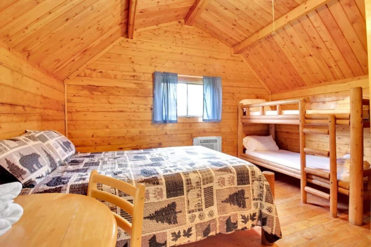 Lovely Rustic Cabin In Bloomington Bagian luar foto