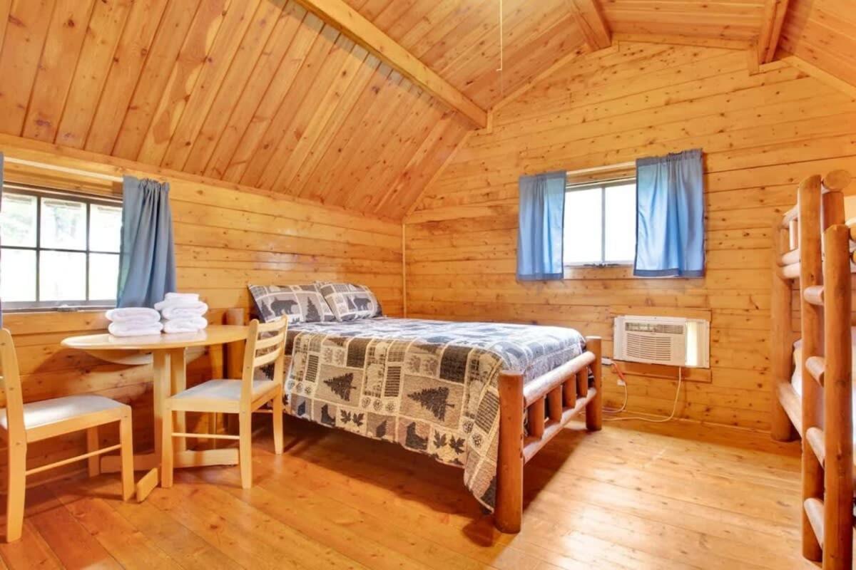 Lovely Rustic Cabin In Bloomington Bagian luar foto