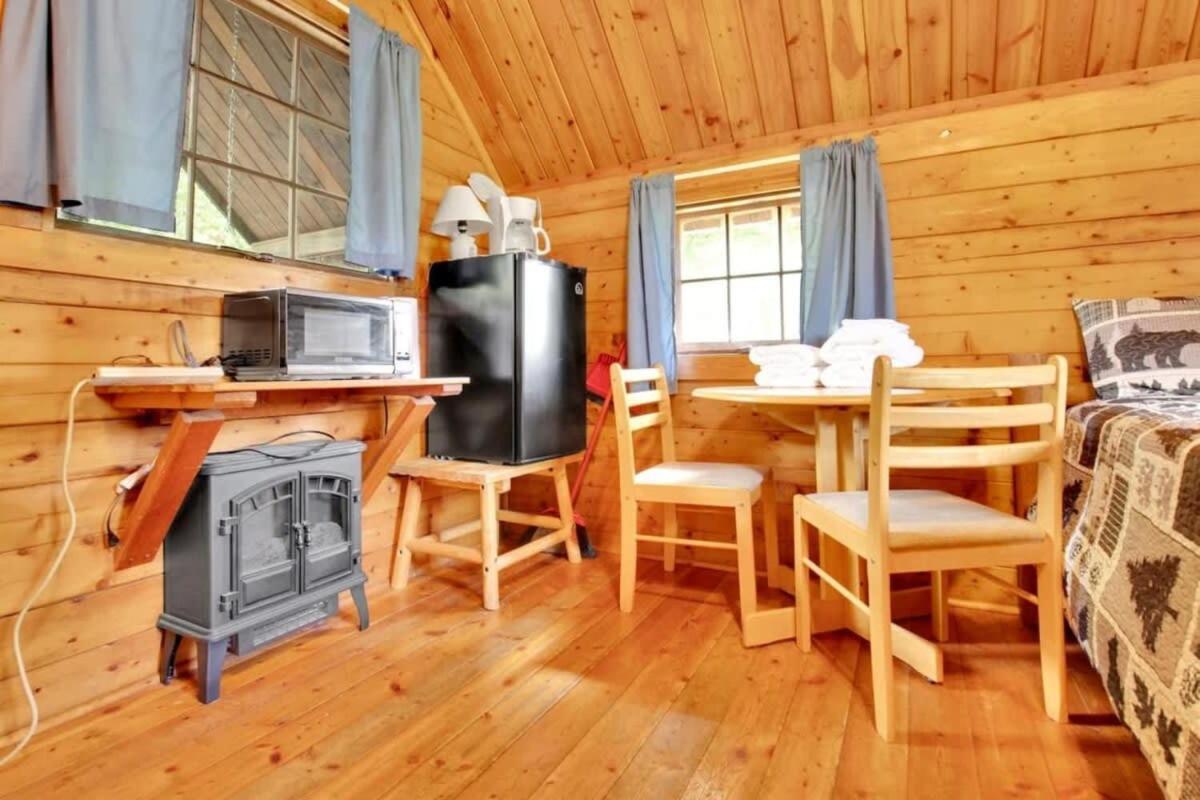 Lovely Rustic Cabin In Bloomington Bagian luar foto