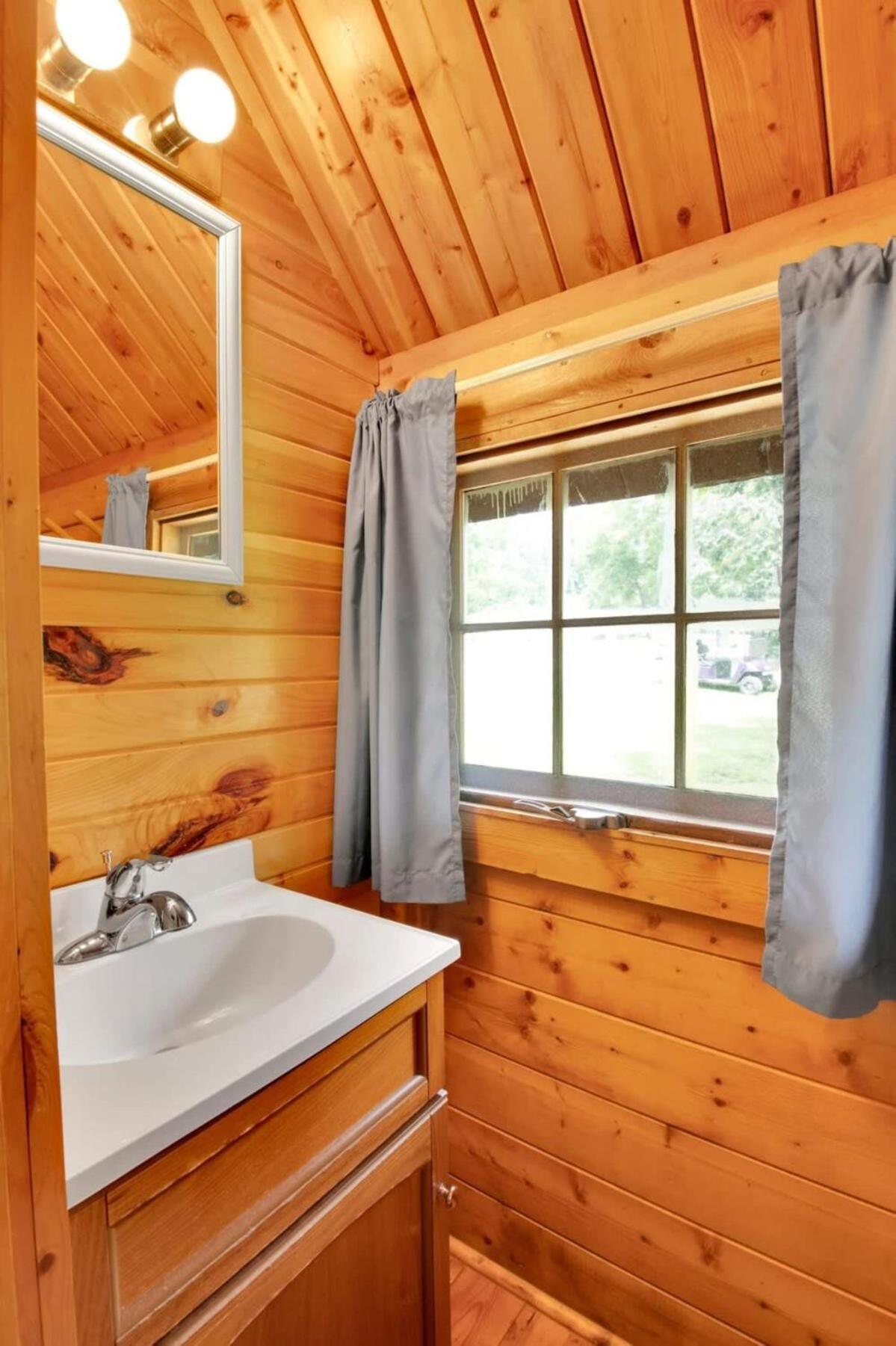 Lovely Rustic Cabin In Bloomington Bagian luar foto