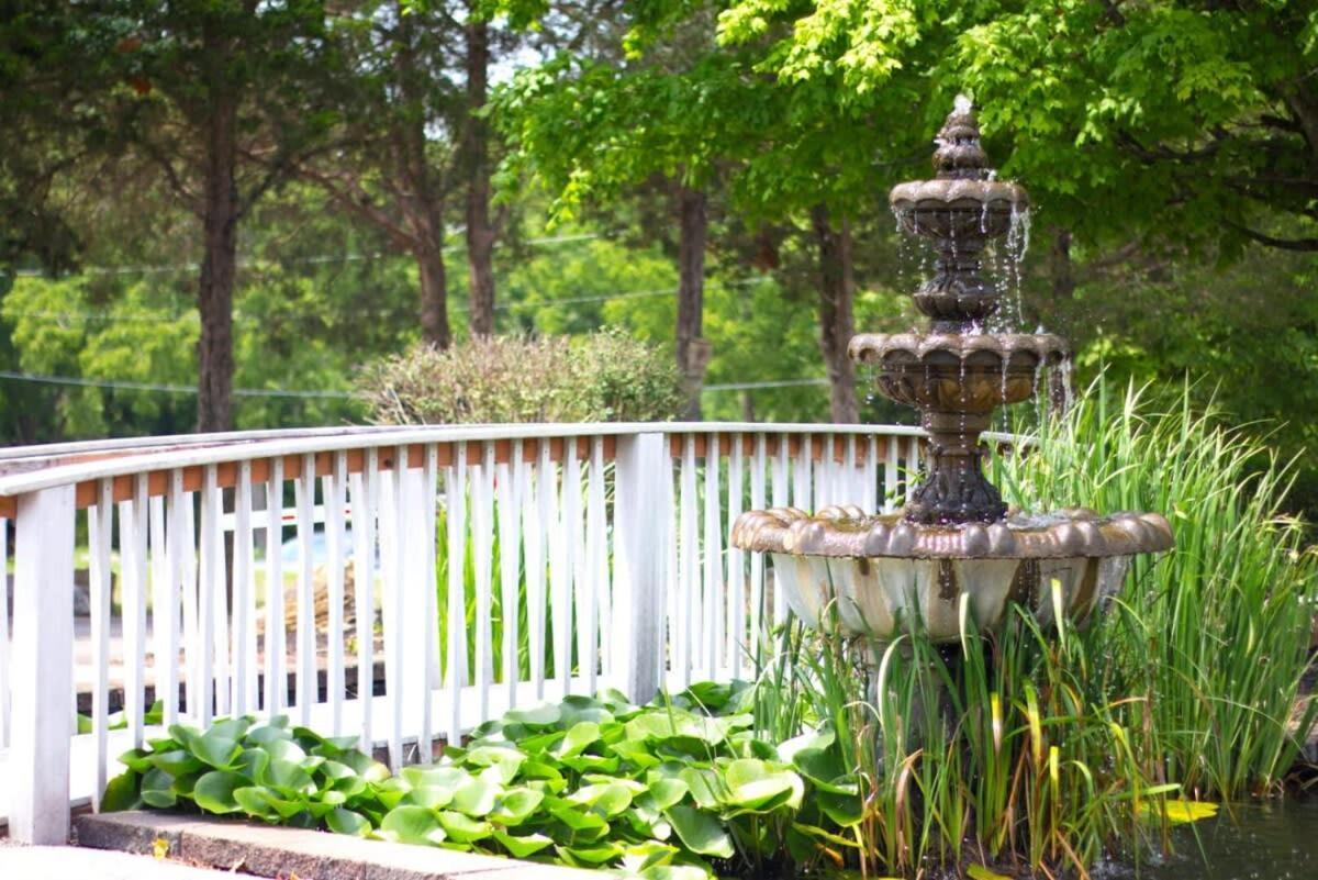 Lovely Rustic Cabin In Bloomington Bagian luar foto